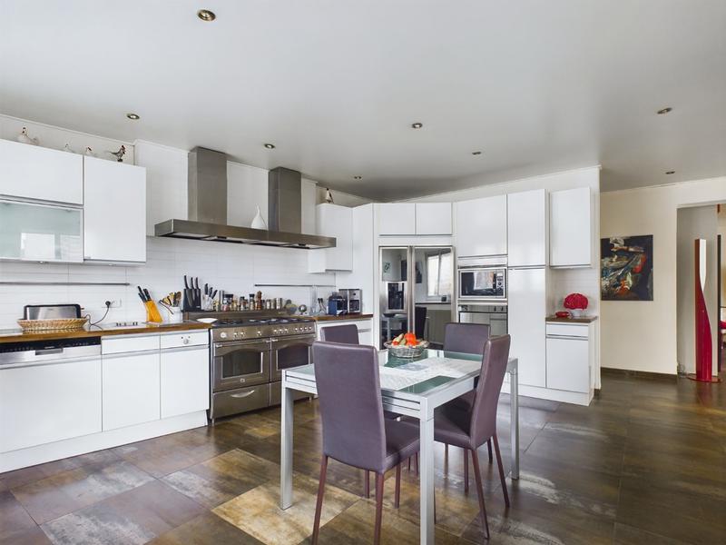 Maison - 280 m² - 9 pièces