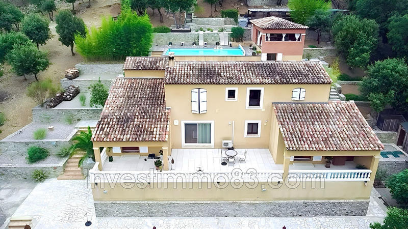 Propriété - 236 m² - 9 pièces