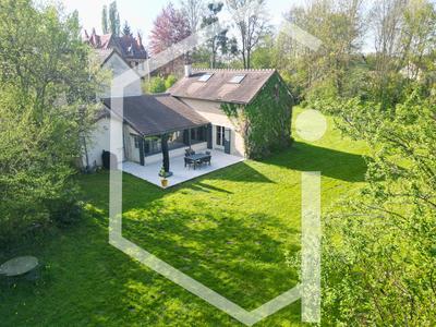 Maison - 240 m² - 9 pièces