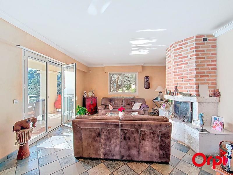 Maison - 222 m² - 8 pièces