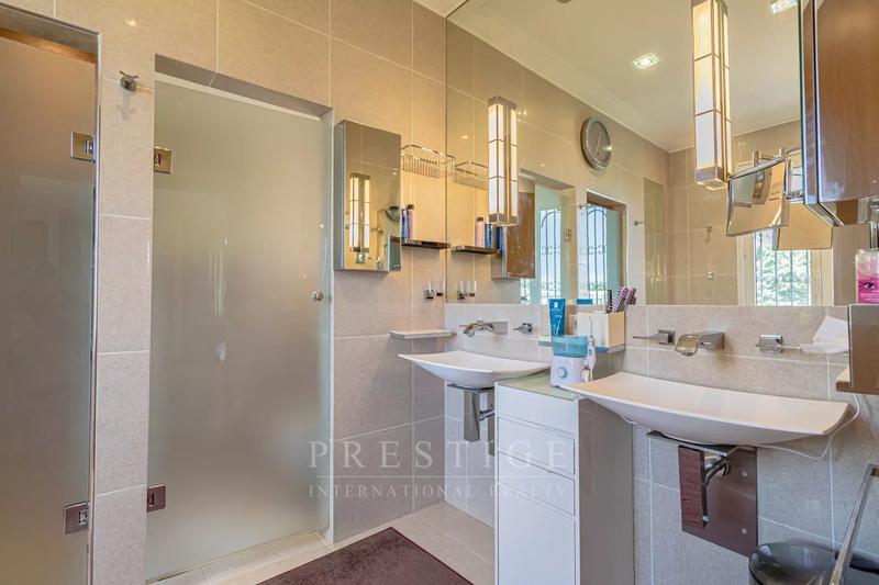 Maison - 246 m² - 6 pièces