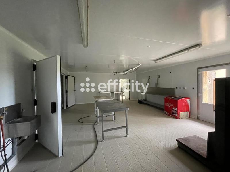 Maison - 1 875 m² - 67 pièces