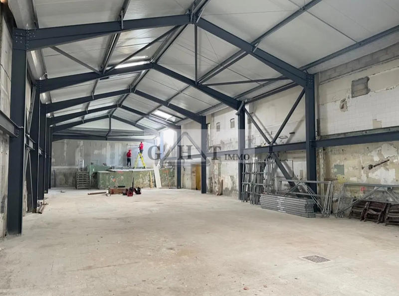 Entrepôt - 726 m²