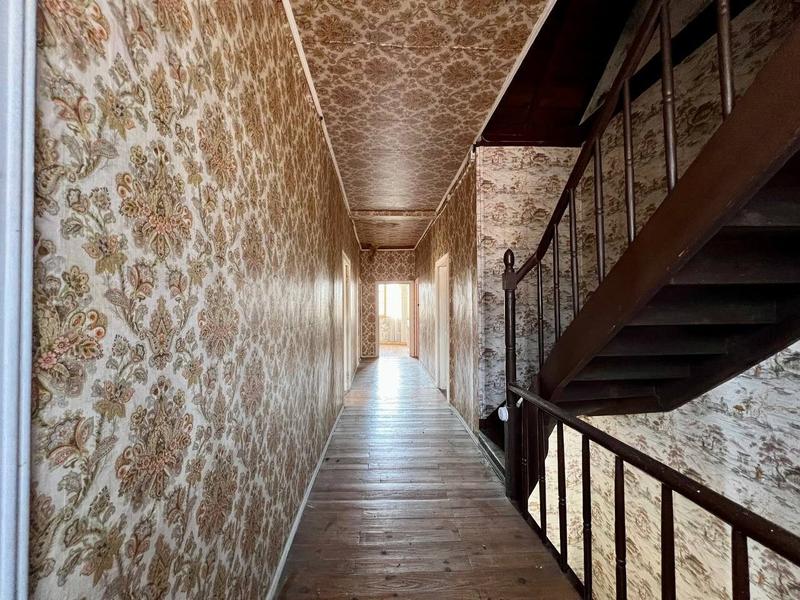 Maison traditionnelle - 270 m² - 10 pièces