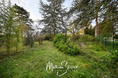 Terrain constructible - 1 617 m²