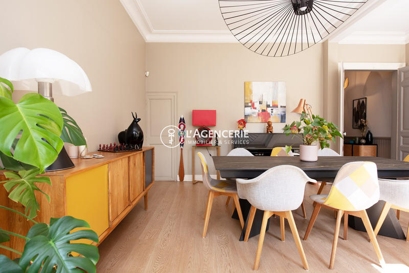 Maison - 235 m² - 9 pièces