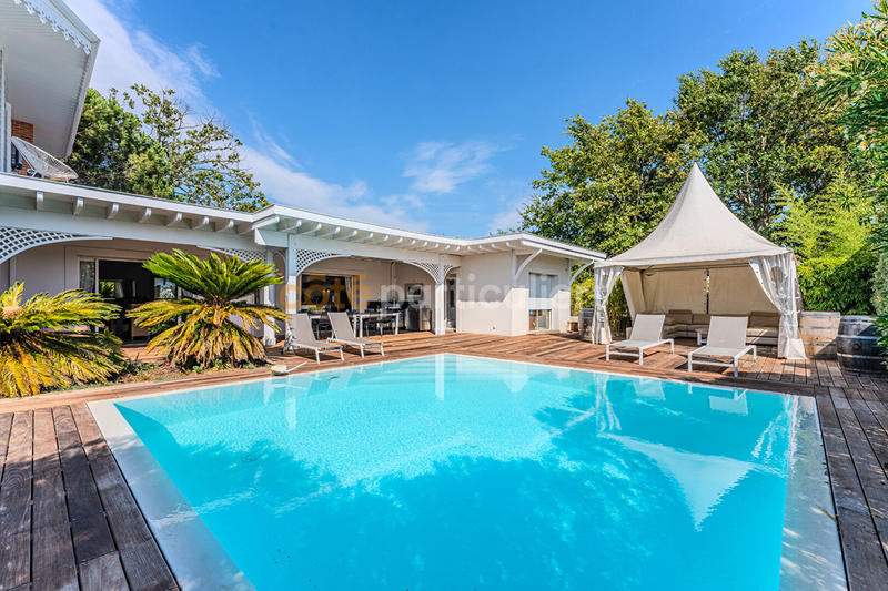 Maison - 350 m² - 11 pièces