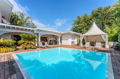 Maison - 350 m² - 11 pièces