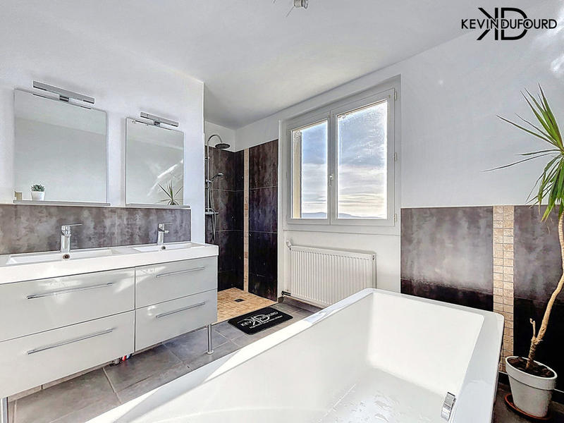 Maison - 175 m² - 9 pièces