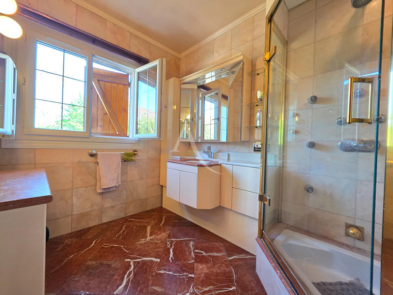 Maison - 207 m² - 6 pièces