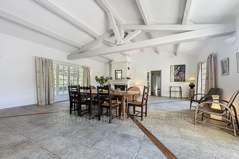 Maison - 250 m² - 8 pièces