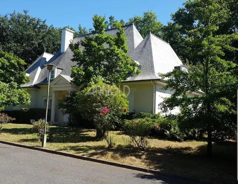 Maison - 243 m² - 8 pièces