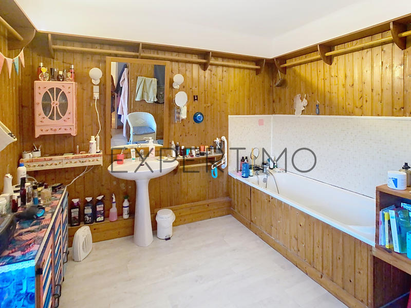 Maison - 230 m² - 9 pièces