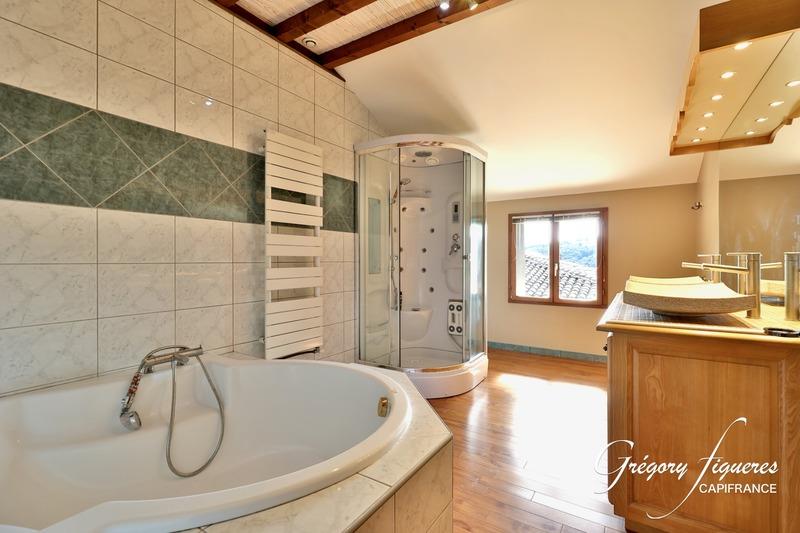 Maison - 224 m² - 7 pièces