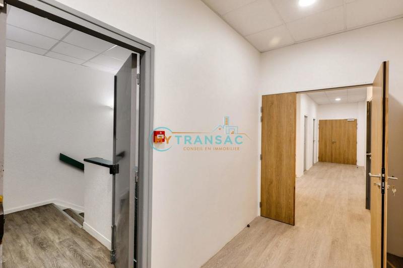 Local d'activités - 1 077 m²