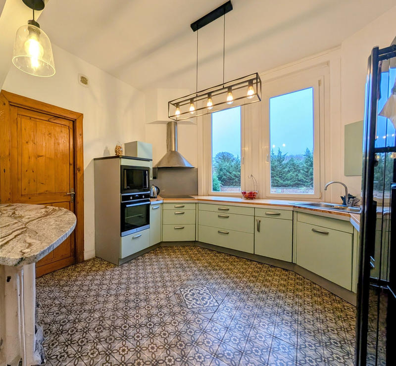 Maison - 300 m² - 11 pièces