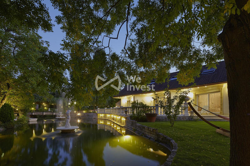 Villa - 296 m² - 9 pièces