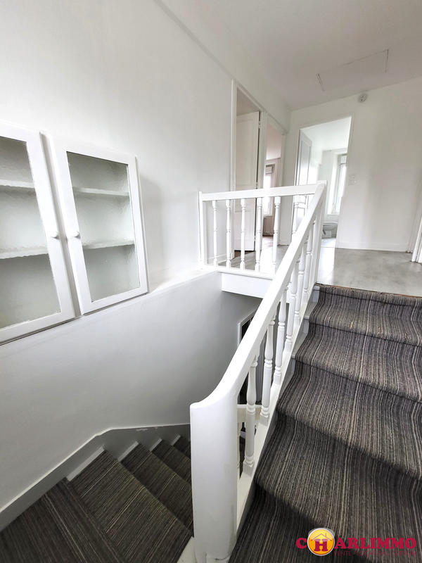 Maison traditionnelle - 211 m² - 10 pièces