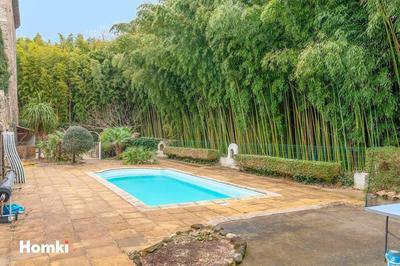 Maison - 1 800 m² - 31 pièces