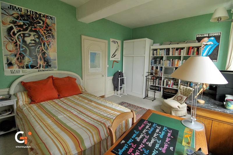 Maison - 242 m² - 9 pièces