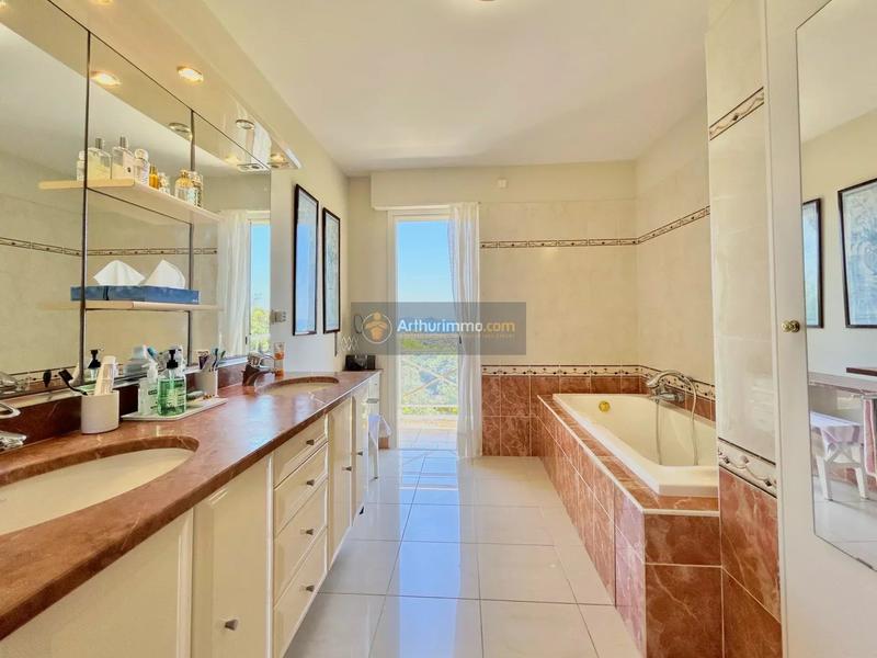 Maison - 215 m² - 7 pièces