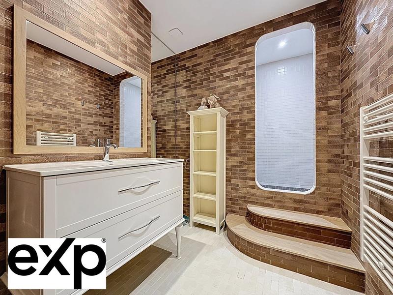 Maison - 1 032 m² - 18 pièces