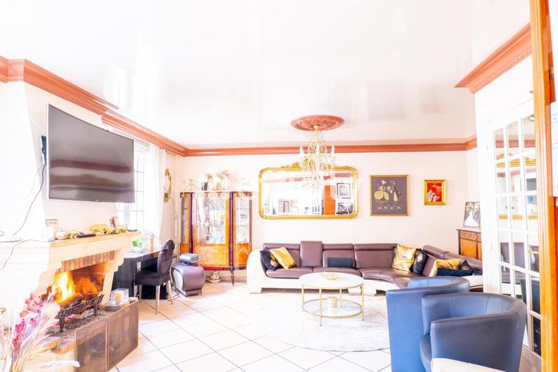 Maison - 205 m² - 7 pièces