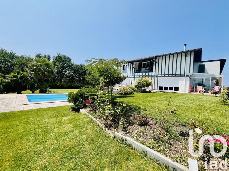 Maison - 228 m² - 8 pièces