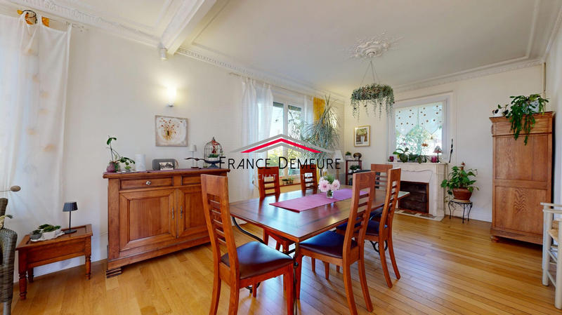 Maison - 186 m² - 8 pièces