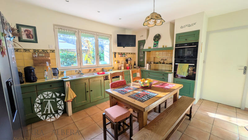 Propriété - 308 m² - 6 pièces