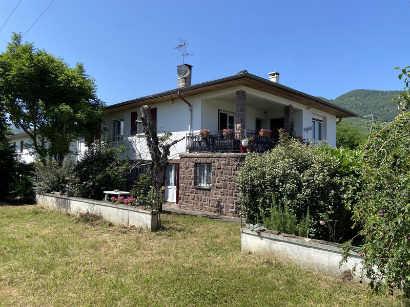 Maison - 216 m² - 9 pièces