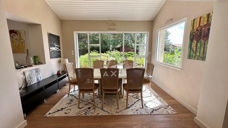 Maison - 233 m² - 7 pièces