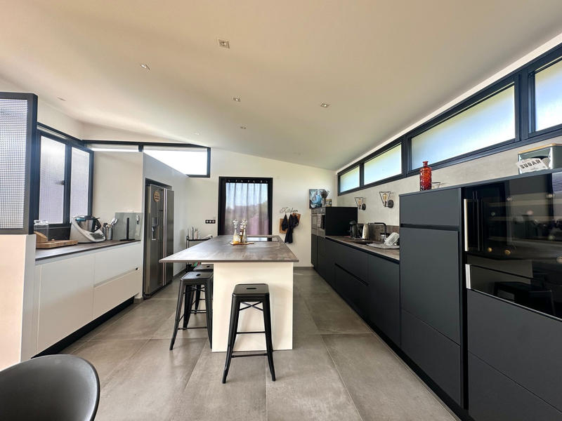 Maison - 250 m² - 7 pièces