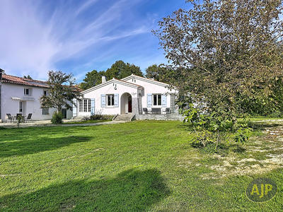 Maison - 220 m² - 11 pièces