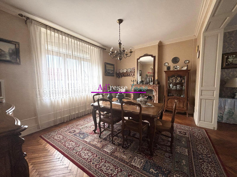 Maison traditionnelle - 238 m² - 7 pièces