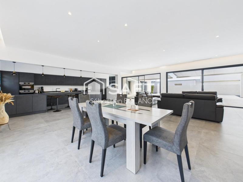 Maison - 250 m² - 6 pièces