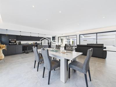 Maison - 250 m² - 6 pièces