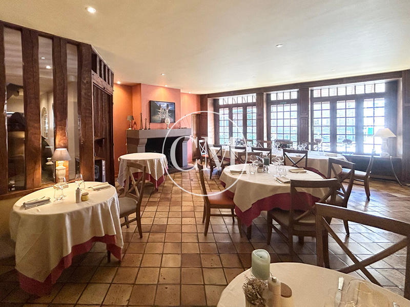 Local commercial - 250 m² - 8 pièces