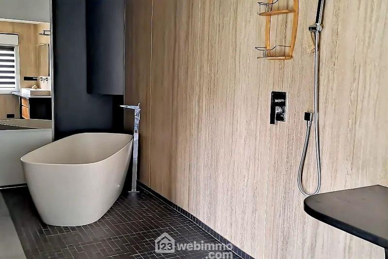 Maison - 282 m² - 8 pièces