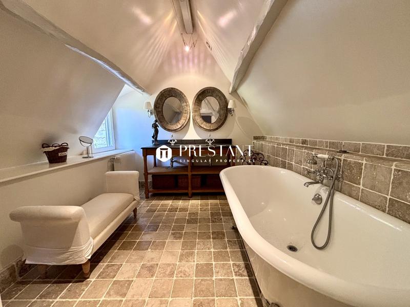 Maison - 250 m² - 8 pièces