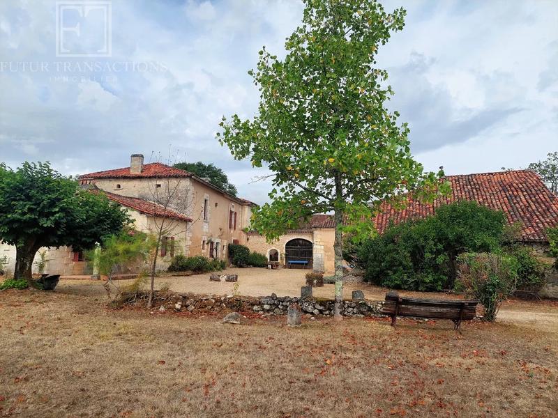 Maison - 390 m² - 16 pièces