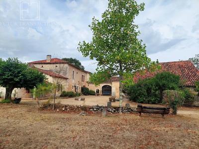 Maison - 390 m² - 16 pièces