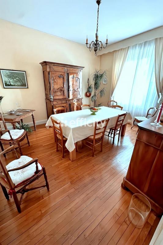 Maison - 215 m² - 8 pièces