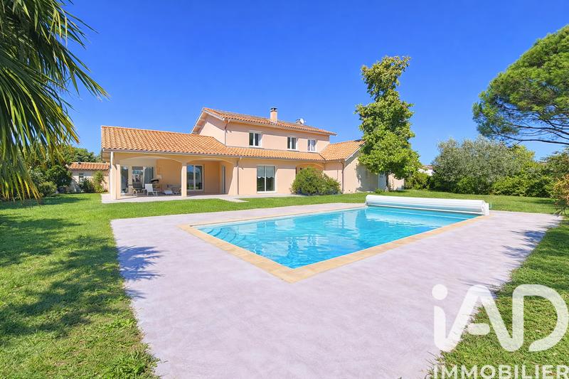 Maison - 217 m² - 8 pièces