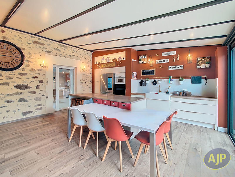 Maison - 231 m² - 12 pièces