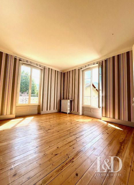 Maison - 237 m² - 10 pièces