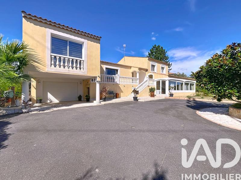 Maison - 240 m² - 5 pièces