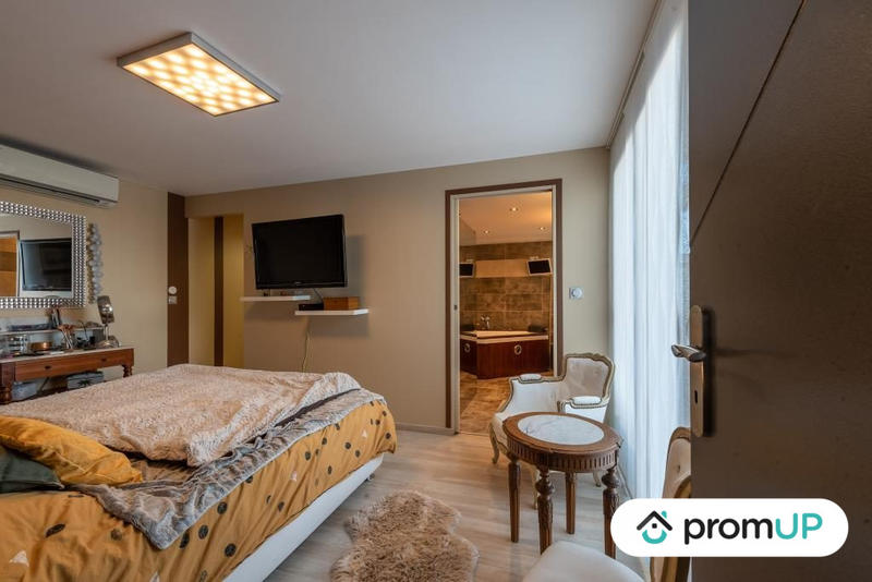 Maison - 260 m² - 7 pièces