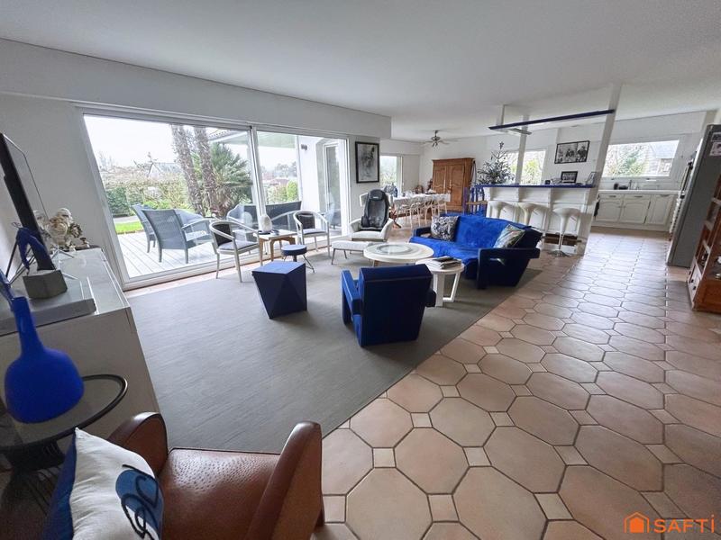 Maison - 220 m² - 8 pièces