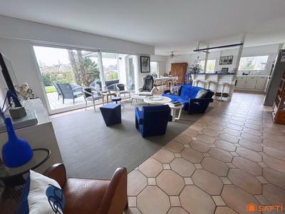 Maison - 220 m² - 8 pièces